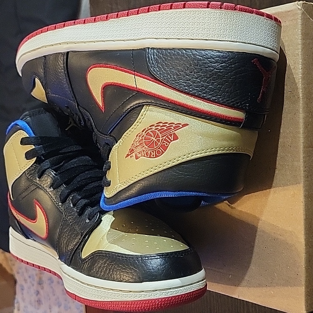 Jordan 1 Mid Rare "Black Gold Red" (2013) Mens 10 Womens 11.5 EUC - Picture 8 of 10